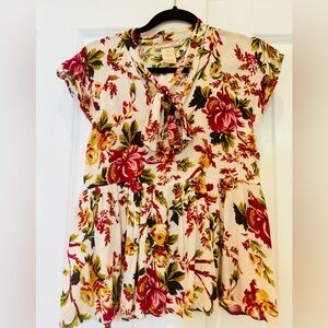 Flowy, tie-front short-sleeve floral top. EUC